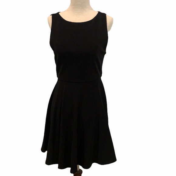 Alice + Olivia Dresses & Skirts - HP 🎉Alice and Olivia Black Fit and Flare Dress